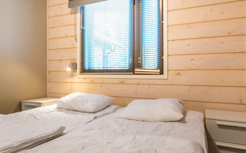 Golfarinkunnas 9A: Holz, Interior Design, Flooring, Fussboden, Decke, Zimmer, Fensterabdeckung, Schlafzimmer, Holzbeize, Bett