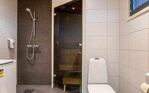 Golfarinkunnas 9A: Flooring, Fussboden, Toilleten Sitz, Interior Design, Badezimmer, Toilette, Armatur, Wand, Holz, Sinken