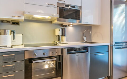 Golfarinkunnas 9B: Küchengerät, Küche, Countertop, Cabinetry, Major Appliance, Haushaltsgerät, Möbel, Flooring, Interior Design, Herd
