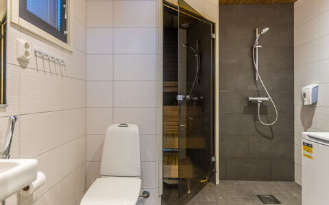 Golfarinkunnas 9B: Toilleten Sitz, Flooring, Toilette, Badezimmer, Armatur, Fussboden, Wand, Interior Design, Holz, Bad Sink
