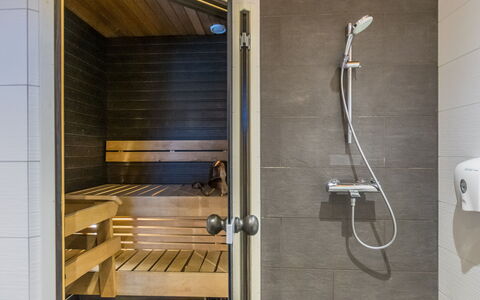 Golfarinkunnas 9B: Flooring, Fussboden, Interior Design, Armatur, Installation, Fliese, Badezimmer, Duschkopf, Dusche