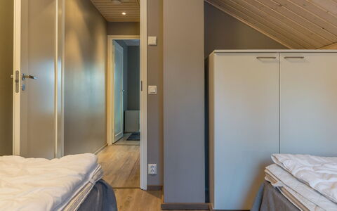Golfarinkunnas 9B: Interior Design, Holz, Schlafzimmer, Flooring, Bett, Fussboden, Decke, Bettrahmen, Bettdecke, Bedding