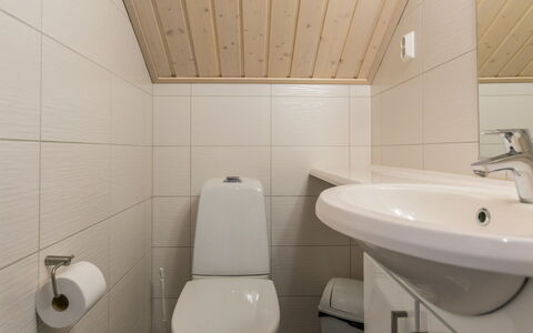 Golfarinkunnas 9B: Armatur, Bad Sink, Badezimmer, Flooring, Fussboden, Sinken, Holz, Interior Design, Zapfhahn, Toilette