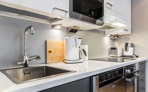 Golfarinkunnas 9C: Küche, Countertop, Küchengerät, Cabinetry, Major Appliance, Haushaltsgerät, Herd, Interior Design, Armatur, Herd