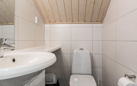 Golfarinkunnas 9C: Bad Sink, Badezimmer, Armatur, Flooring, Sinken, Fussboden, Holz, Interior Design, Zapfhahn, Decke