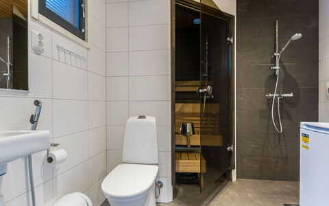 Golfarinkunnas 9D: Toilleten Sitz, Flooring, Toilette, Armatur, Badezimmer, Fussboden, Interior Design, Wand, Holz, Sinken