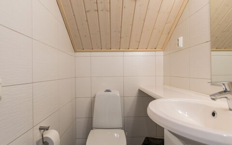 Golfarinkunnas 9D: Flooring, Armatur, Fussboden, Wand, Bad Sink, Holz, Badezimmer, Sinken, Interior Design, Decke