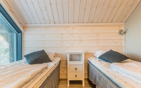 Golfarinkunnas 9D: Holz, Schlafzimmer, Decke, Interior Design, Fussboden, Bett, Bedding, Bettdecke, Bettrahmen, Zimmer