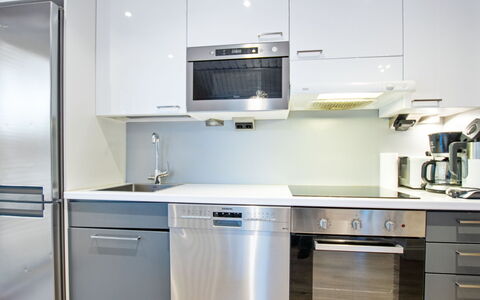 Golfarinkunnas 9E: Küchengerät, Küche, Countertop, Cabinetry, Major Appliance, Flooring, Haushaltsgerät, Interior Design, Holz, Möbel