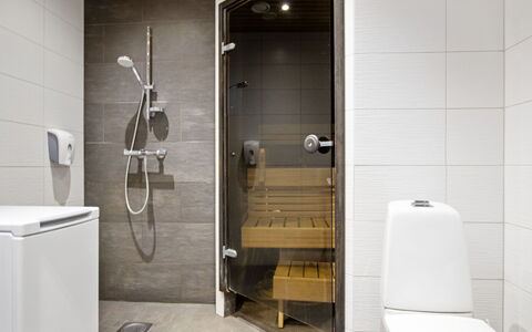 Golfarinkunnas 9E: Flooring, Fussboden, Interior Design, Armatur, Holz, Badezimmer, Installation, Toilette, Fliese, Zapfhahn