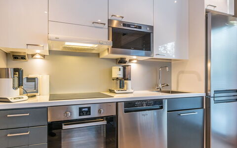 Golfarinkunnas 9F: Küchengerät, Küche, Cabinetry, Countertop, Major Appliance, Haushaltsgerät, Herd, Interior Design, Herd, Möbel