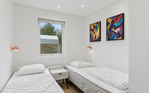 Deik - 1Km from the Sea: Decke, Fussboden, Interior Design, Flooring, Schlafzimmer, Bett, Zimmer, Bedding, Kissen, Dekokissen