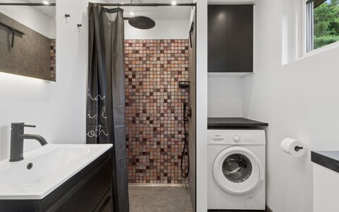 Deik - 1Km from the Sea: Waschmaschine, Interior Design, Wand, Flooring, Armatur, Fussboden, Badezimmer, Wäschetrockner, Decke, Badezimmerschrank