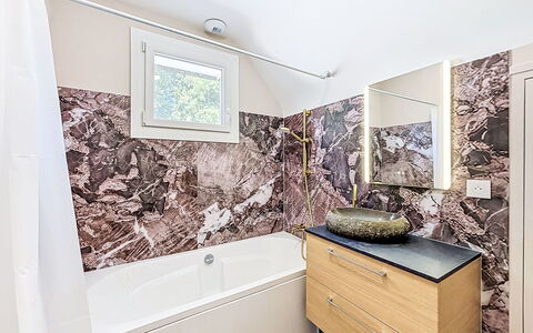 Gîte de la Grée: Flooring, Armatur, Fussboden, Interior Design, Badezimmer, Badewanne, Installation, Badezimmerschrank, Fliese, Zapfhahn