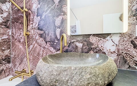 Gîte de la Grée: Armatur, Interior Design, Badezimmer, Zapfhahn, Sinken, Installation, Spiegel, Keramik, Bad Sink, Natürliches Material