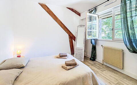 Gîte de la Grée: Bett, Interior Design, Möbel, Schlafzimmer, Flooring, Wand, Fussboden, Bettdecke, Bedding, Holz