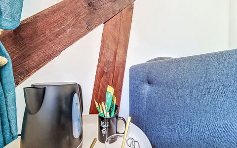 Gîte de la Grée: Möbel, Interior Design, Textil, Elektronisches Gerät, Beleuchtung, Zimmer, Kissen, Wohnzimmer, Dekokissen, Kissen