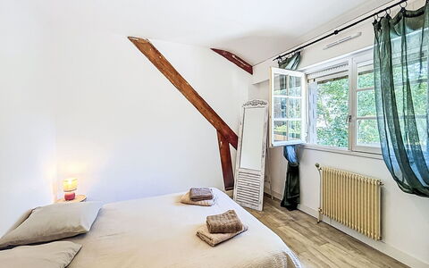 Gîte de la Grée: Bett, Möbel, Interior Design, Schlafzimmer, Flooring, Wand, Fussboden, Holz, Bettdecke, Decke