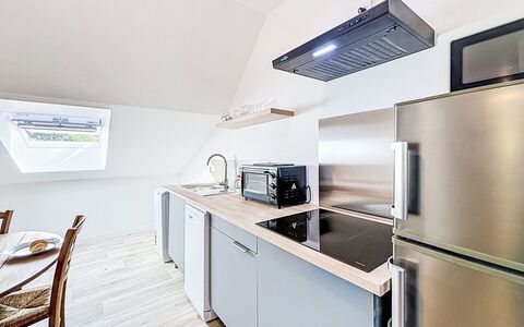 Gîte de la Grée: Küche, Möbel, Flooring, Holz, Küchengerät, Interior Design, Major Appliance, Fussboden, Countertop, Cabinetry