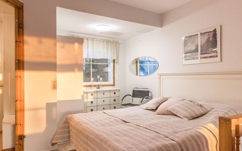 Ukonpuoti 15-16 Kerrostalo: Möbel, Bett, Interior Design, Schlafzimmer, Fussboden, Wand, Flooring, Bedding, Bettdecke, Holz