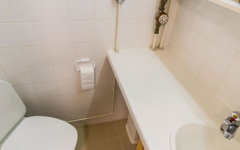 Ukonpuoti 15-16 Kerrostalo: Badezimmer, Bad Sink, Armatur, Wand, Sinken, Toilleten Sitz, Toilette, Flooring, Zapfhahn, Fussboden