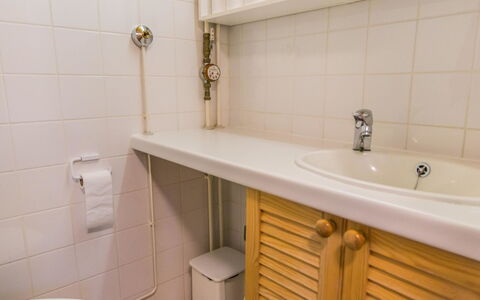 Ukonpuoti 15-16 Kerrostalo: Bad Sink, Badezimmer, Armatur, Sinken, Wand, Flooring, Fussboden, Holz, Zapfhahn, Interior Design