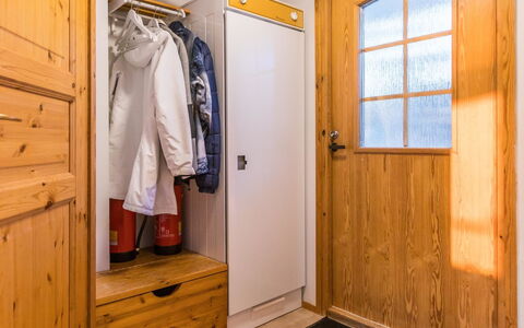 Ukonpuoti 15-16 Kerrostalo: Holz, Flooring, Fussboden, Zimmer, Tür, Holzbeize, Hartholz, Decke, Planke, Cabinetry