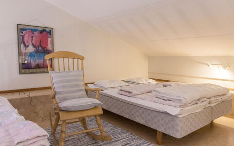 Ukonpuoti 15-16 Kerrostalo: Bett, Schlafzimmer, Interior Design, Bedding, Möbel, Fussboden, Bettdecke, Flooring, Holz, Linens