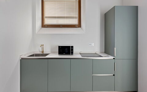 La Piazza Grand Vista Suite: Küche, Küchengerät, Cabinetry, Countertop, Interior Design, Möbel, Flooring, Holz, Major Appliance, Haushaltsgerät