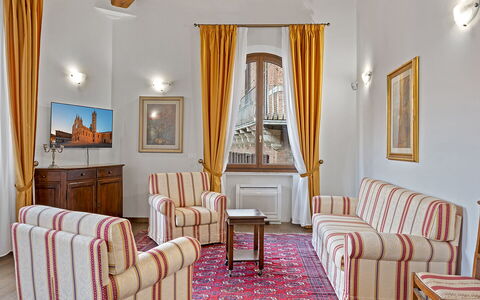 La Piazza Grand Vista Suite: Möbel, Interior Design, Flooring, Fussboden, Decke, Zimmer, Zuhause, Wohnzimmer, Bilderrahmen, Couch