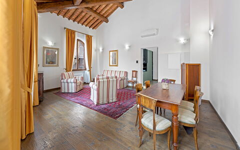 La Piazza Grand Vista Suite: Interior Design, Möbel, Flooring, Decke, Fussboden, Zimmer, Beleuchtung, Bilderrahmen, Wohnzimmer, Couch