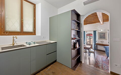 La Piazza Grand Vista Suite: Flooring, Interior Design, Holz, Küche, Countertop, Cabinetry, Möbel, Fussboden, Zuhause, Küchengerät