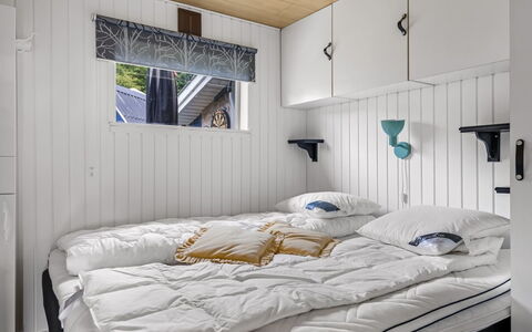 Agla - 350M from the Sea: Holz, Fussboden, Schlafzimmer, Planke, Hartholz, Holzbeize, Bett, Bedding, Bettdecke, Design