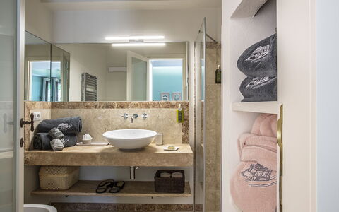 Casa Pernice: Bad Sink, Badezimmer, Interior Design, Flooring, Armatur, Wand, Fussboden, Sinken, Spiegel, Zapfhahn