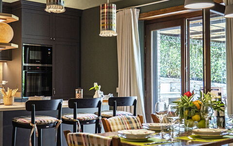 Casa Pernice: Möbel, Interior Design, Stuhl, Light Fixture, Tabelle, Holz, Küche & Esszimmer Tisch, Decke, Beleuchtung, Esszimmer