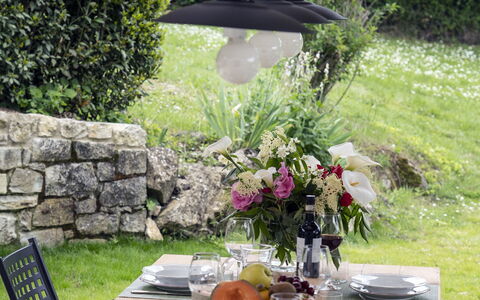 Casa Pernice: Möbel, Tabelle, Geschirr, Stuhl, Tisch Im Freien, Gartenmöbel, Küche & Esszimmer Tisch, Restaurant, Schatten, Garten