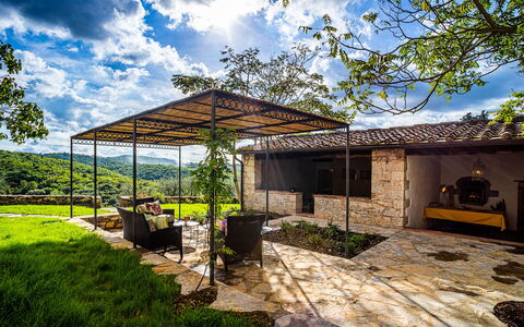 Casa All'Erta: Hütte, Schatten, Garten, Flagstone, Hinterhof, Bauernhaus, Steinwand, Landscaping, Estate, Outdoor Struktur
