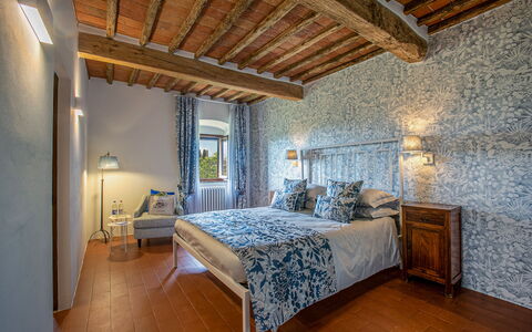 Casa All'Erta: Möbel, Wand, Interior Design, Schlafzimmer, Bett, Linens, Flooring, Zimmer, Fussboden, Bettdecke