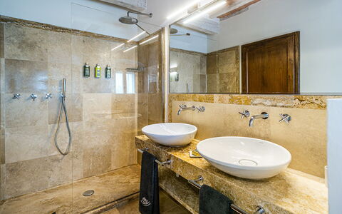 Casa All'Erta: Flooring, Armatur, Interior Design, Badezimmer, Bad Sink, Fussboden, Sinken, Zapfhahn, Spiegel, Decke