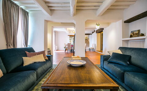 Casa All'Erta: Möbel, Interior Design, Couch, Flooring, Fussboden, Holz, Decke, Zimmer, Wohnzimmer, Beleuchtung