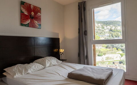 Virginia: Bett, Schlafzimmer, Möbel, Bettdecke, Bedding, Interior Design, Zimmer, Fussboden, Bettrahmen, Flooring