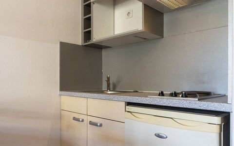 Virginia: Küche, Countertop, Cabinetry, Küchengerät, Interior Design, Spüle, Major Appliance, Flooring, Zimmer, Armatur