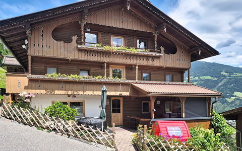 Brandnerhof: Zuhause, Hütte, Balkon, Abstellgleis, Holz, Zimmerpflanze, Bergdorf