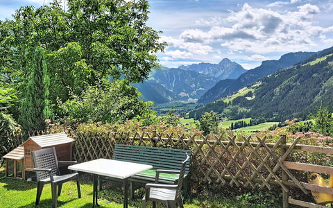 Brandnerhof: Bergforms, Grün, Möbel, Natürliche Landschaft, Hügel, Berg, Gartenmöbel, Gebirge, Landschaft