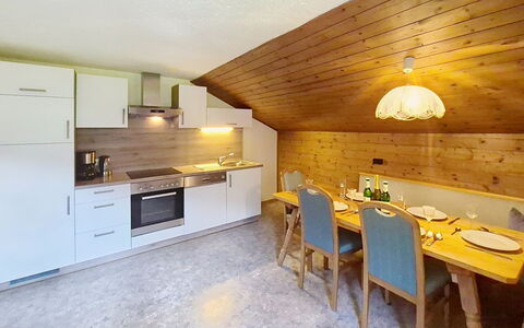 Brandnerhof: Holz, Decke, Interior Design, Zimmer, Hartholz, Dachboden, Cabinetry, Holzbeize, Hotel, Strahl