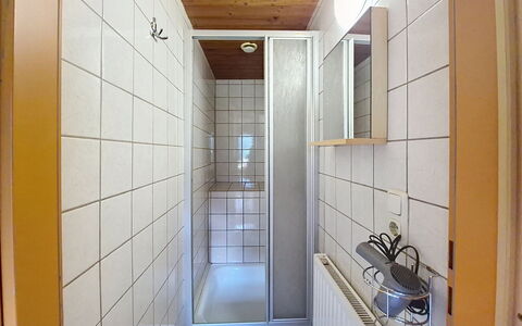 Brandnerhof: Wand, Flooring, Fussboden, Holz, Interior Design, Armatur, Decke, Fliese, Installation, Badezimmer