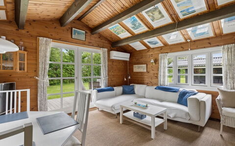 Saxi - 1.2Km from the Sea: Holz, Interior Design, Couch, Decke, Zuhause, Möbel, Hütte, Wohnzimmer, Blockhaus
