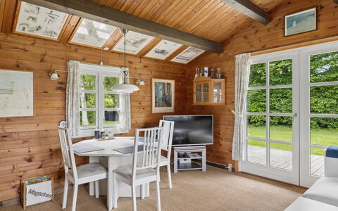 Saxi - 1.2Km from the Sea: Holz, Hütte, Zuhause, Interior Design, Decke, Tür, Blockhaus, Gartenbauten, Hartholz, Holzbeize