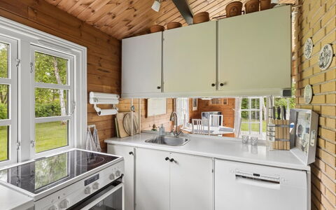 Saxi - 1.2Km from the Sea: Küche, Küchengerät, Countertop, Cabinetry, Major Appliance, Flooring, Möbel, Holz, Interior Design, Haushaltsgerät