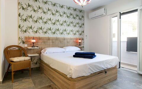 Alta: Möbel, Interior Design, Wand, Flooring, Fussboden, Holz, Schlafzimmer, Bett, Decke, Textil